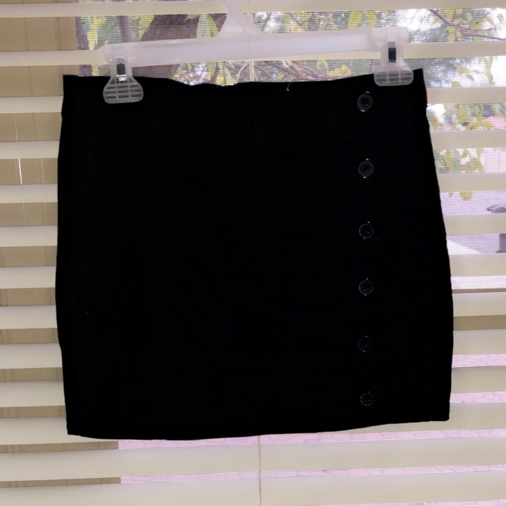 TILLYS BLACK FITTED SKIRT!
